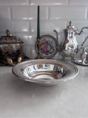 VINTAGE REED & BARTON #1202 Silver Plate 9 7/8”Round Serving Bowl